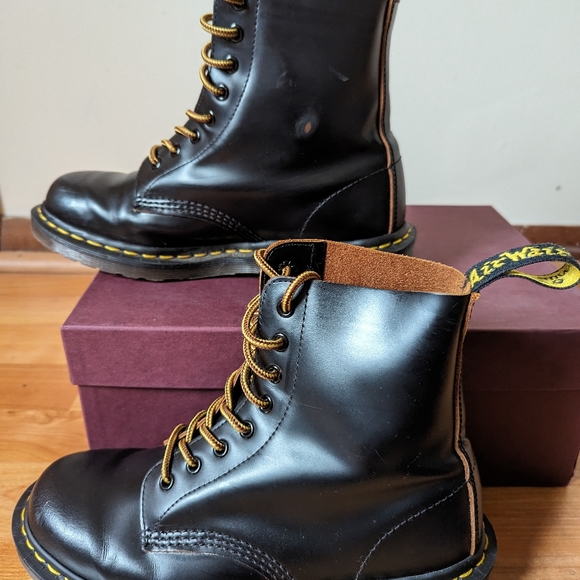 Black Dr. Martens 1460 (8 eye) boots - MADE IN ENGLAND - Like New w/ box kept - Picture 5 of 9